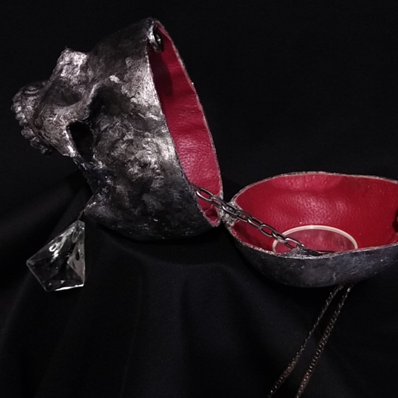 Art skull purse that's a sublime treasure! - Picture 4 of 9